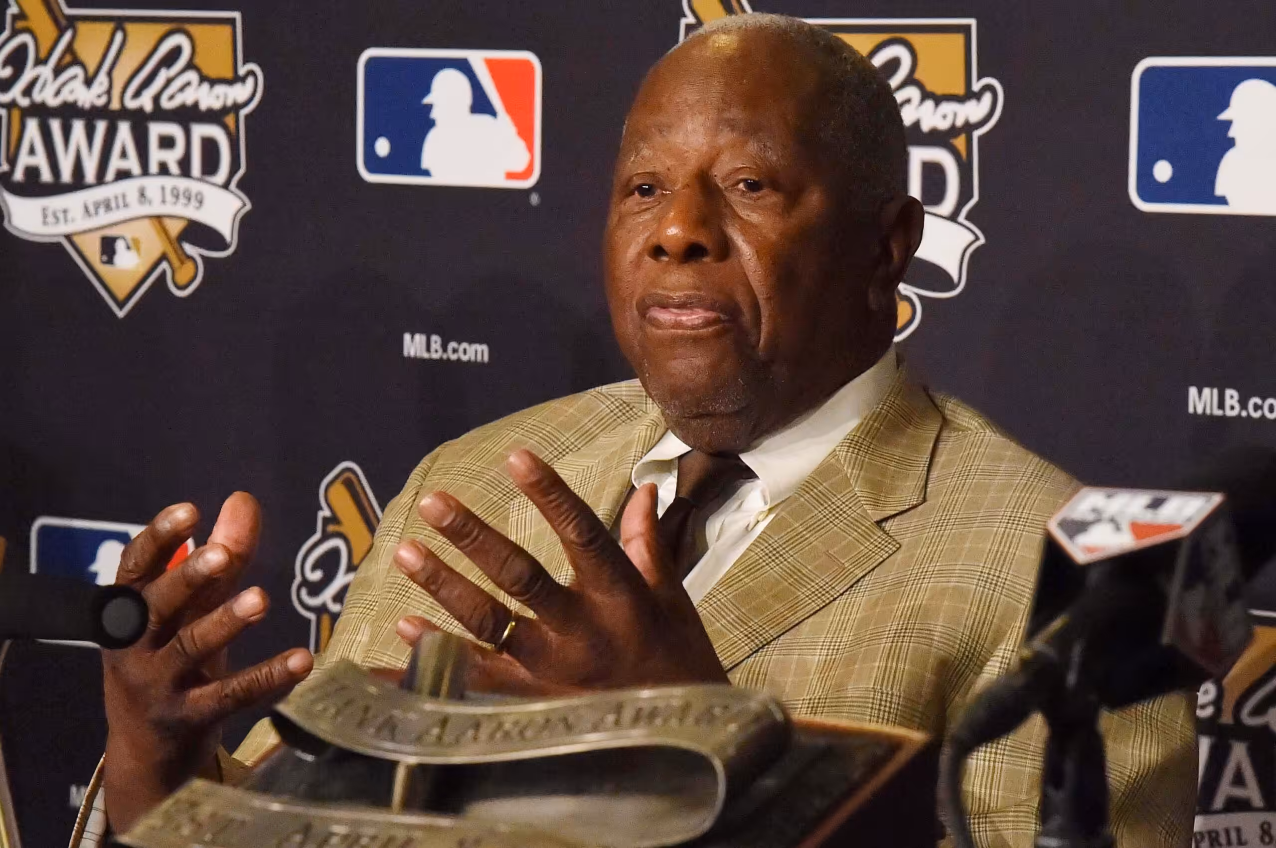 Honoring baseball legend Hank Aaron